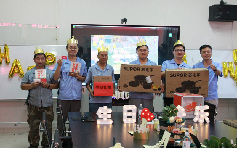 抽獎(jiǎng)環(huán)節(jié)，王總頒獎(jiǎng)