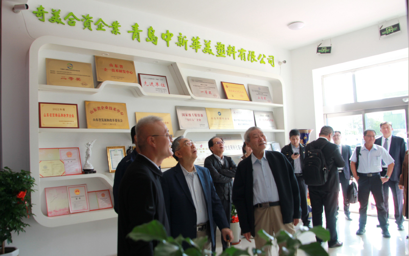 熱烈歡迎奇美實(shí)業(yè)許春華董事長(zhǎng)一行蒞臨青島中新華美視察指導(dǎo)