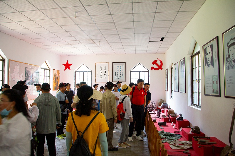 青島中新華美員工參觀地雷戰(zhàn)紀(jì)念館