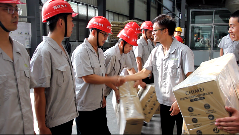 王總為獲獎隊伍頒獎-中新華美，您身邊的改性塑料專家